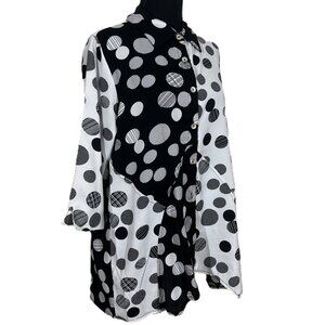 BLACK AND WHITE DOT BUTTON UP TOP